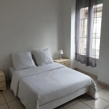 Maison 150m2 Jardin A Louer En Entier, Centre Chartrons, 3 3 Salles De Bains 1 Canape-lit Llllnumero De Telephone Dans L'annonce Si Questionlll