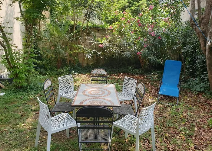 Maison 150m2 Jardin A Louer En Entier, Centre Chartrons, 3 3 Salles De Bains 1 Canape-lit Llllnumero De Telephone Dans L'annonce Si Questionlll 3*