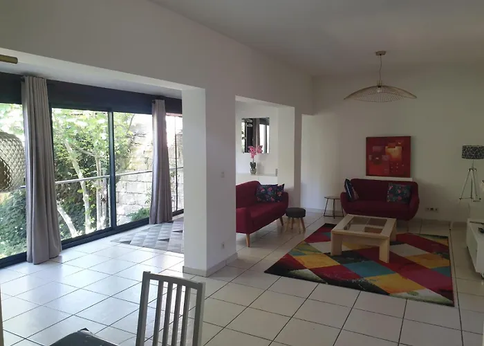 Maison 150m2 Jardin A Louer En Entier, Centre Chartrons, 3 3 Salles De Bains 1 Canape-lit Llllnumero De Telephone Dans L'annonce Si Questionlll 3* Bordeaux
