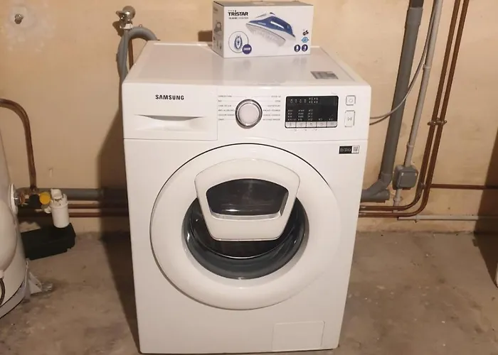 Maison 150m2 Jardin A Louer En Entier, Centre Chartrons, 3 3 Salles De Bains 1 Canape-lit Llllnumero De Telephone Dans L'annonce Si Questionlll Hotel 3*